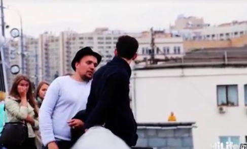 S-a urcat pe un pod și era pregătit să sară în gol. Oamenii au trecut pe lângă el fără să-l ia în seamă. Unii chiar s-au oprit să facă poze. Totul era pierdut, când...(FOTO+VIDEO) 460023