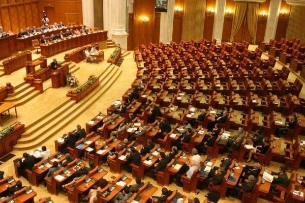 Scandal în Parlament pe legea de abilitare a Guvernului. Solicitarea Opoziției, respinsă de majoritate