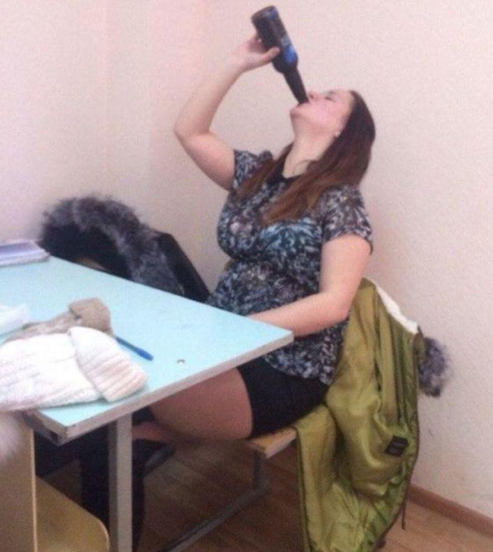 Avea impresia că nu o să fie prinsă, dar profesorii au aflat totul. Eleva a fost dată afară din clasă imediat! Ce au găsit sub banca ei 460363