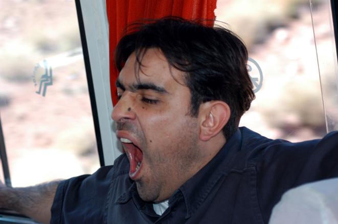 Caști des? Uite bolile care se pot ascunde în spatele acestui gest 460410