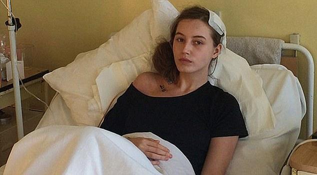 S-a trezit în timpul unei operații pe creier și a început să vorbească. Medicii au fost șocați când au auzit-o ce spunea 460734