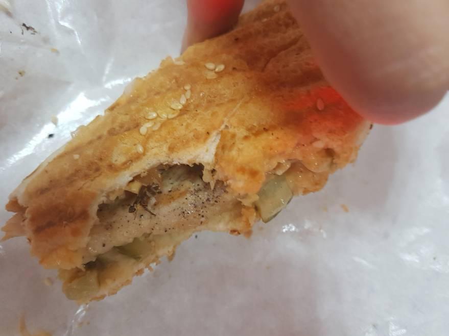 Și-a cumpărat un sandviș de la un fast food. Abia a mușcat din el, când a făcut o descoperire șocantă (FOTO) 460635