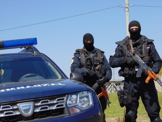 Jandarm tăiat cu cuţitul, într-o intervenţie pentru aplanarea unui conflict 