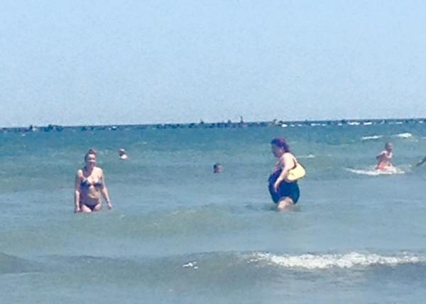 Poza realizată în Mamaia face înconjurul internetului. Cum a intrat o femeie în mare  461012