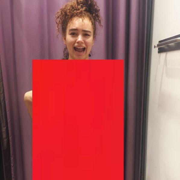 A intrat în cabina de probă să încerce un COSTUM DE BAIE. Când s-a văzut în oglindă, a început SĂ ȚIPE. Ce a observat 461076