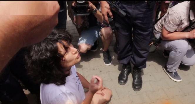 Cine este femeia agresată de jandarmi la mitingul „pentru normalitate” din Cluj