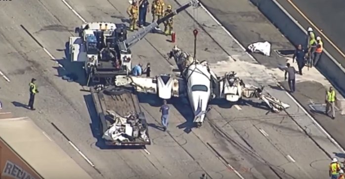 Momente de panică în California. Un avion s-a prăbușit pe autostradă - VIDEO