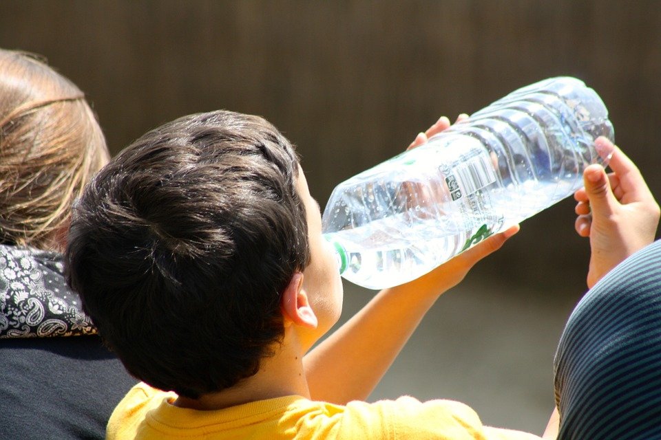 Pericolul din sticlele de apă. De ce nu trebuie să mai bei apa din sticle de plastic după ce le-ai folosit!