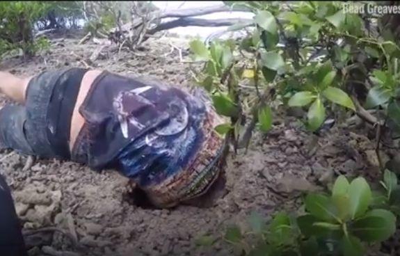 A văzut o gaură imensă în pământ și a decis să intre în ea. Îi mai rămăseseră afară doar picioarele. Ce a găsit acolo (GALERIE FOTO+VIDEO) 460445