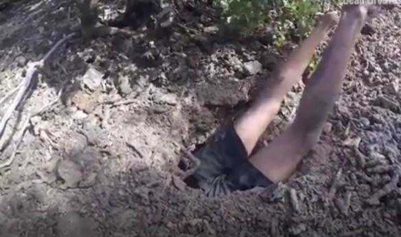 A văzut o gaură imensă în pământ și a decis să intre în ea. Îi mai rămăseseră afară doar picioarele. Ce a găsit acolo (GALERIE FOTO+VIDEO) 460447