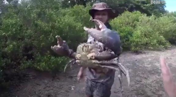 A văzut o gaură imensă în pământ și a decis să intre în ea. Îi mai rămăseseră afară doar picioarele. Ce a găsit acolo (GALERIE FOTO+VIDEO) 460448