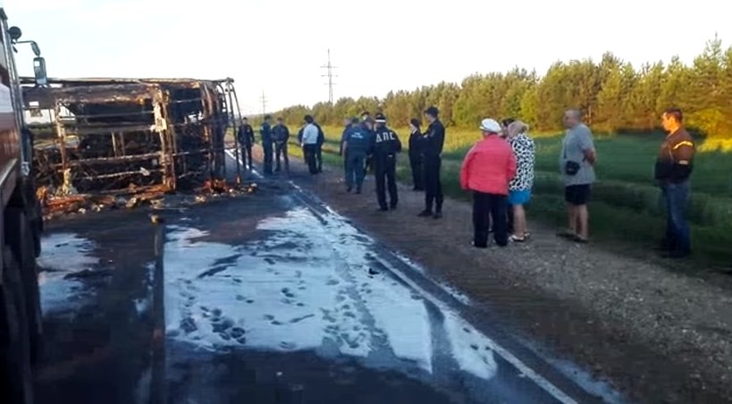 Carnagiu pe o șosea din Rusia. 13 oameni au murit, după ce un autobuz cu pasageri s-a ciocnit cu o cisternă - VIDEO