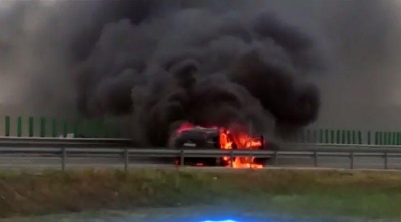 O maşină a luat foc în mers, pe Autostrada Soarelui