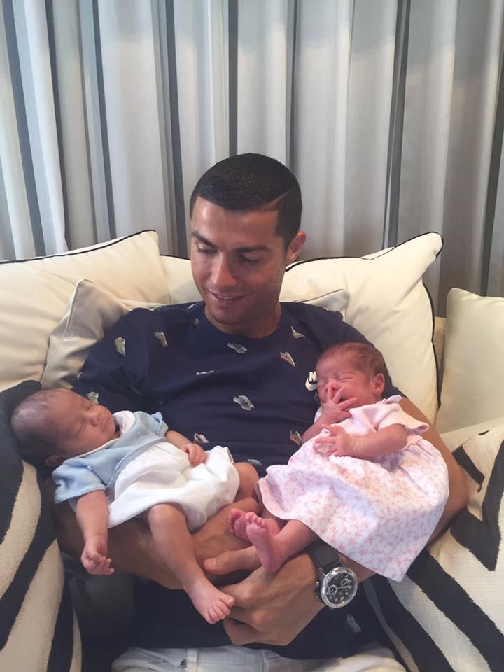 Cristiano Ronaldo a devenit tătic de gemeni. Prima fotografie cu micuții 461400