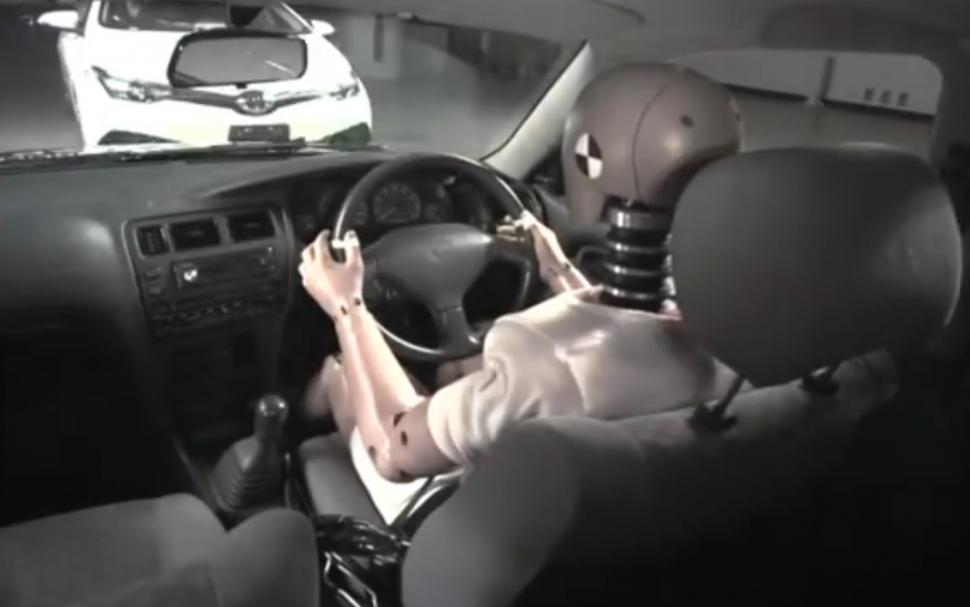 Dezastru. Cum arată un accident cu o maşină fără airbag - VIDEO 