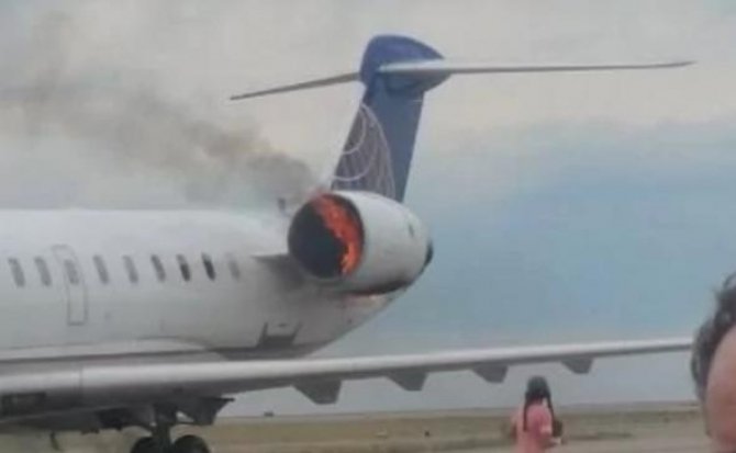 Panică în aer. Un avion United Airlines a aterizat cu un motor în flăcări 