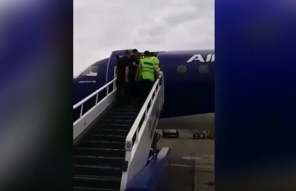 Au mers în vacanţă, dar au ajuns la închisoare. Doi moldoveni, evacuaţi cu forţa din avionul Chişinău-Istanbul - VIDEO
