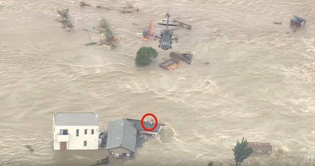 După ploi, inundații catastrofale. Imaginile-șoc care fac înconjurul internetului. Ce țineau în brațe acești oameni cățărați pe acoperișul casei - FOTO  461667