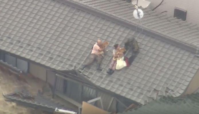 După ploi, inundații catastrofale. Imaginile-șoc care fac înconjurul internetului. Ce țineau în brațe acești oameni cățărați pe acoperișul casei - FOTO  461669