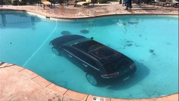 O șoferiță de 73 de ani și-a &quot;parcat&quot; mașina într-o piscină. Cum a reușit femeia să facă acest lucru - FOTO