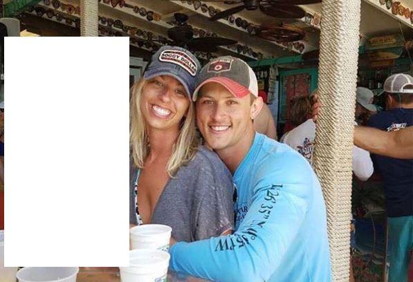 Și-a cerut iubita de soție și a imortalizat imediat momentul. Când au văzut fotografia au avut un șoc. Ce se afla în spatele lor (FOTO) 461654