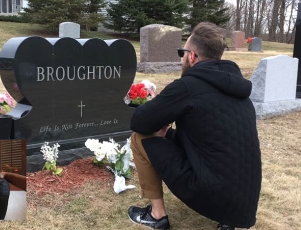 Și-a văzut iubitul în fața unui mormânt. Când a văzut al cui este a izbucnit în lacrimi. A înțeles totul (FOTO+VIDEO)