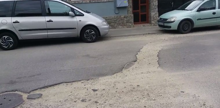 Străzi „asfaltate” cu pământ într-un oraş din România - VIDEO