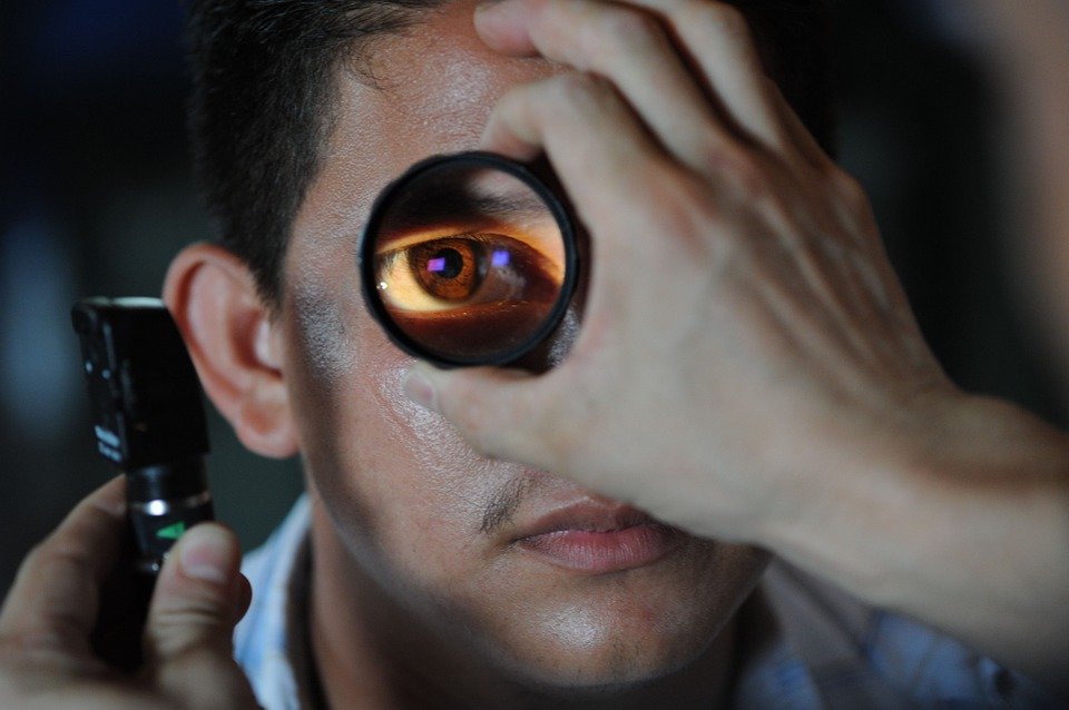 Un medic oftalmolog a eliberat certificate de nevăzător false pentru 17 persoane