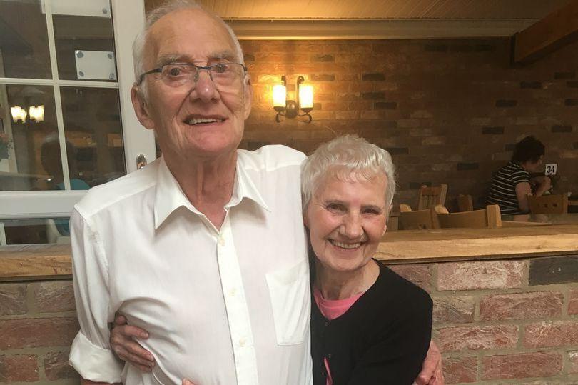 Au pierdut legătura timp de 50 de ani. Fiecare credea despre celălalt că a murit, dar ei erau vecini. Este emoționant modul în care s-au recunoscut 462599