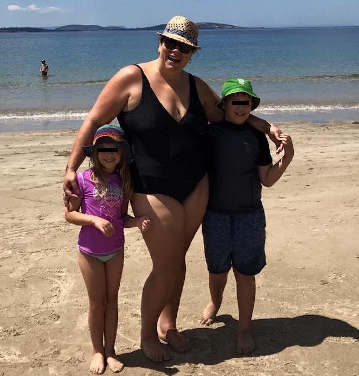 S-a pozat pe plajă cu cei doi copii și a postat imaginea pe Facebook. În câteva minute ceva neașteptat s-a întâmplat. Privește imaginea cu atenție și vei înțelege de ce 462573