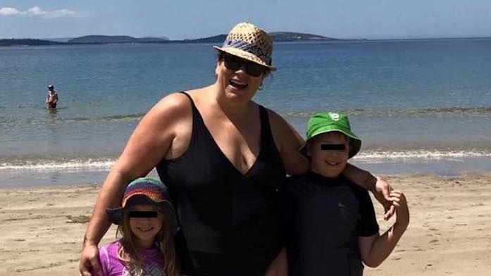 S-a pozat pe plajă cu cei doi copii și a postat imaginea pe Facebook. În câteva minute ceva neașteptat s-a întâmplat. Privește imaginea cu atenție și vei înțelege de ce 462574