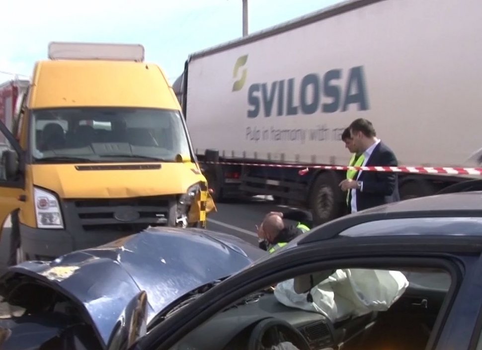 Accident grav în Alba, după ce un microbuz cu muncitori s-a ciocnit cu un autoturism: șase persoane au fost rănite în urma incidentului