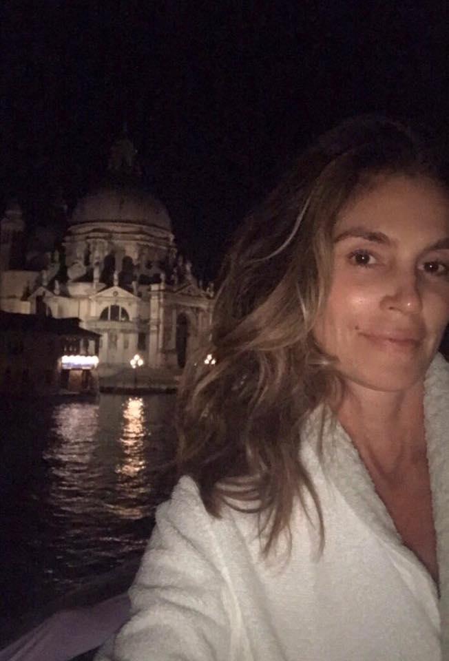 Fiica lui Cindy Crawford s-a pozat topless - FOTO 462819