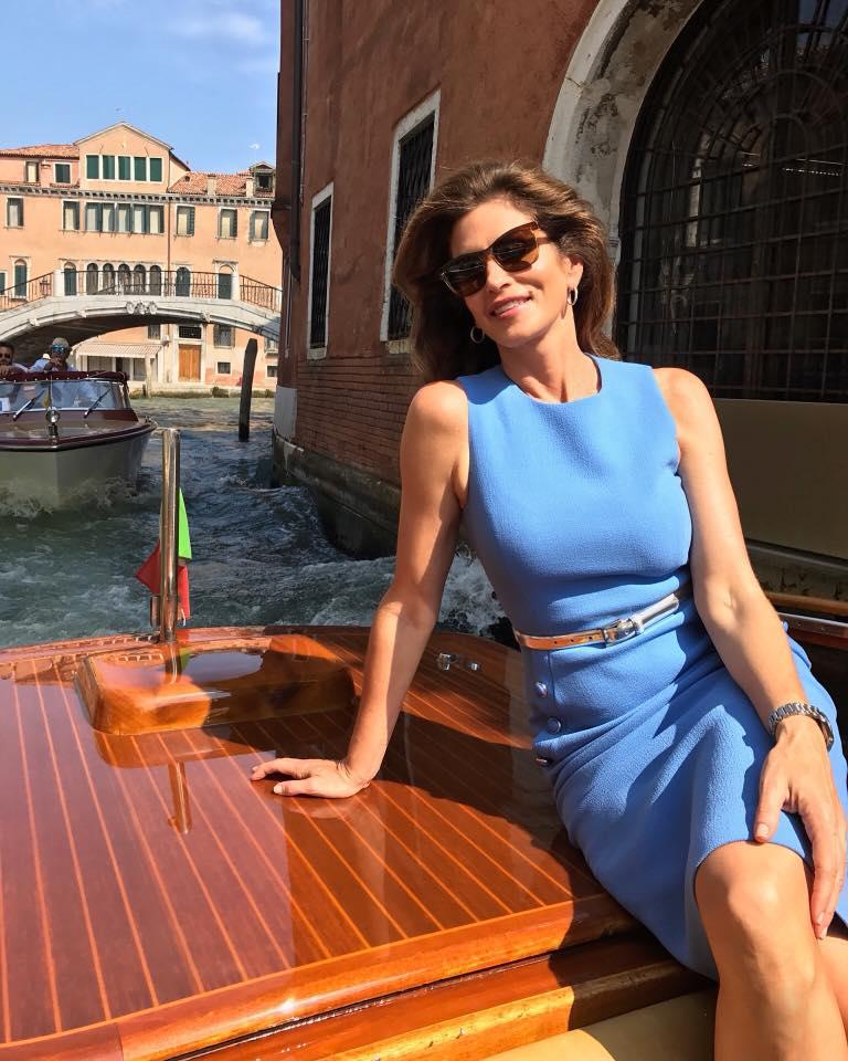 Fiica lui Cindy Crawford s-a pozat topless - FOTO 462820