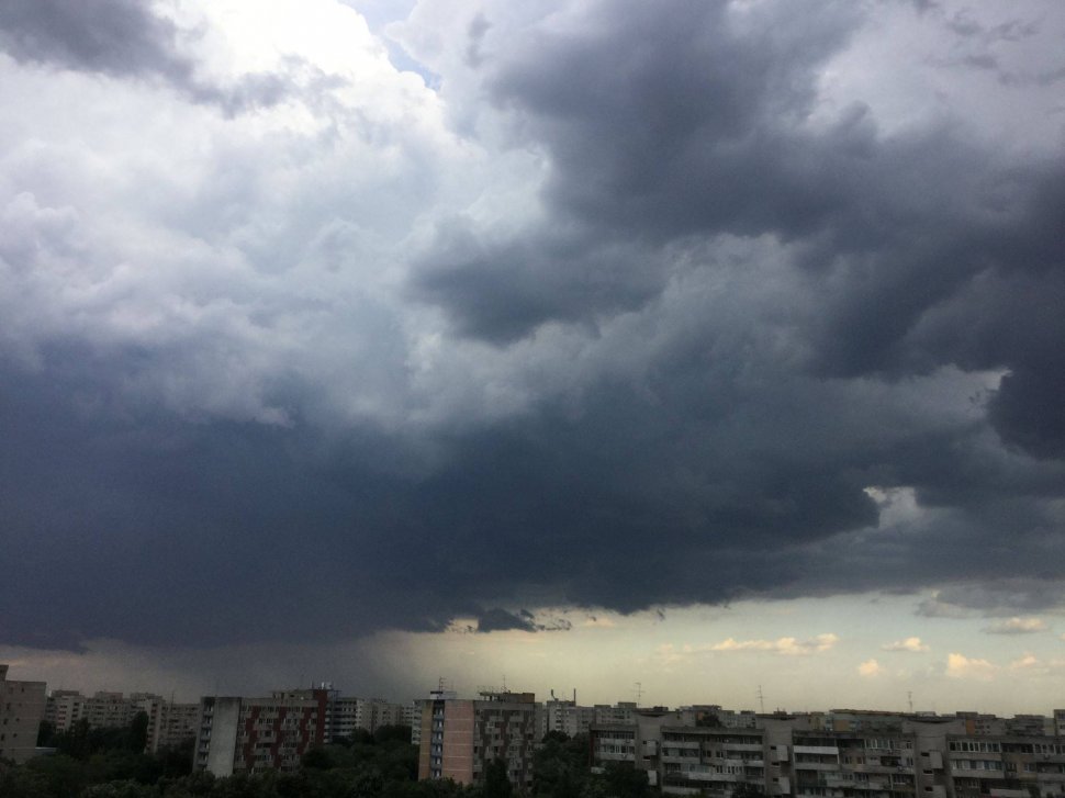 Furtună în București! 