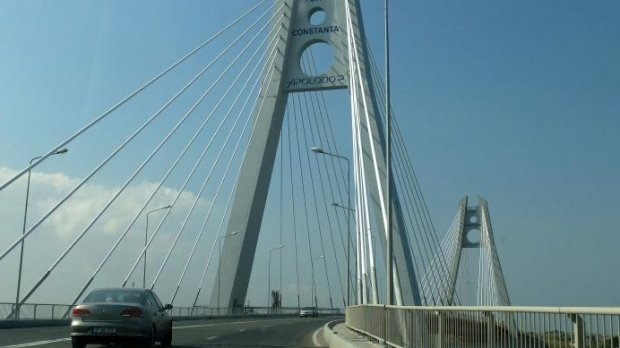 Pericol pe podul Agigea! O bucată de beton desprinsă din pilonul central a căzut pe carosabil