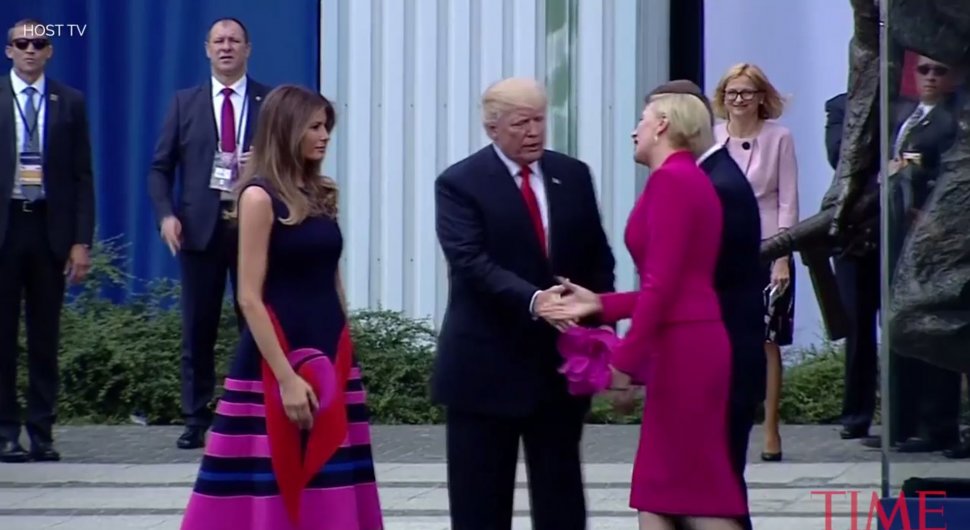 Trump, lăsat cu mâna întinsă de Prima Doamnă a Poloniei - VIDEO