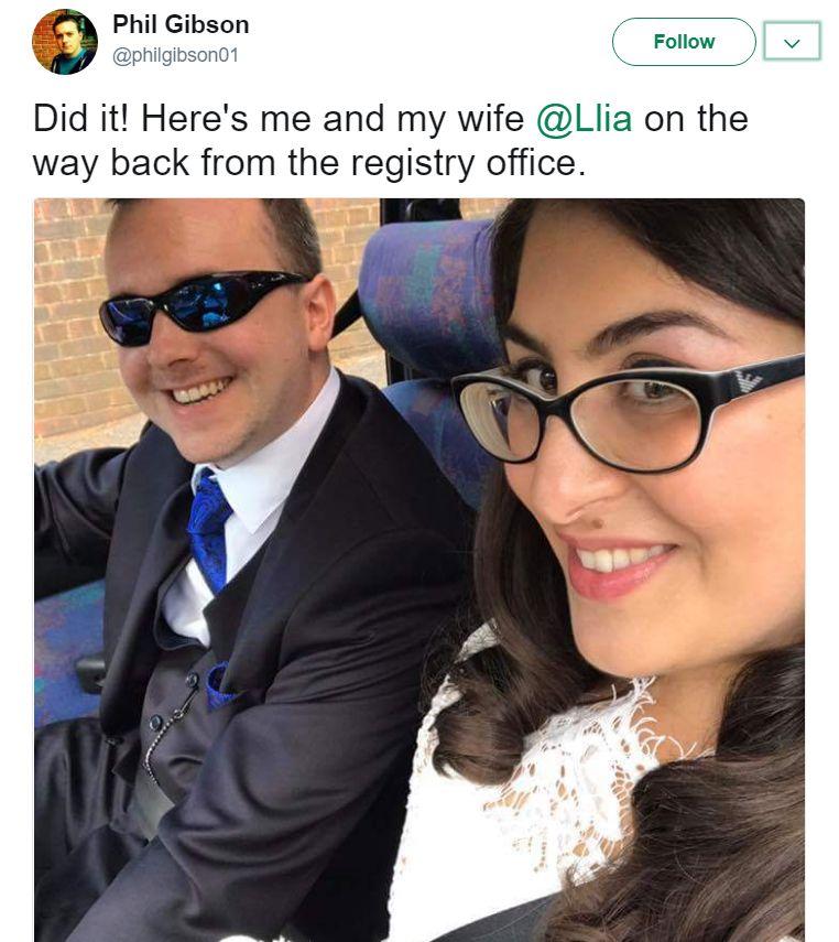 A scris pe Twitter că are nevoie de un însoțitor la o nuntă, însă nu se aștepta să primească un așa răspuns. Trei ani mai târziu, o fotografie i-a dat de gol! 463021