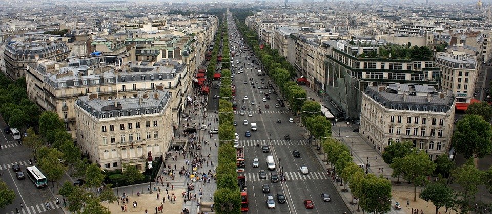 Franța interzice toate maşinile cu motor diesel sau pe benzină
