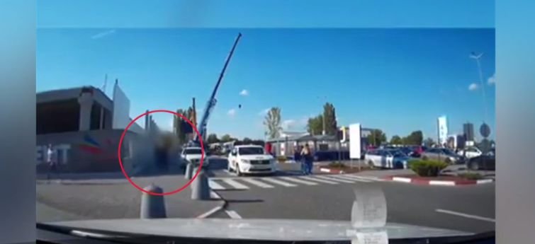 Imagini incredibile! Ce a pățit un șofer cu limuzină, după ce a blocat parcarea unui mall din Galaţi 