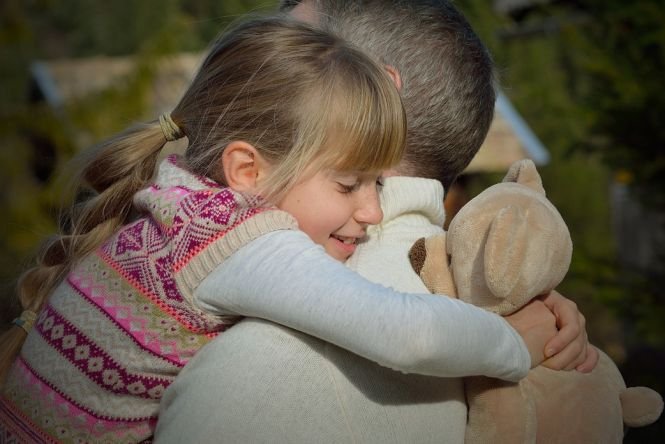 O femeie a făcut cancer și a murit din cauza că și-a îmbrățișat tatăl când era mică. Cum a fost posibil