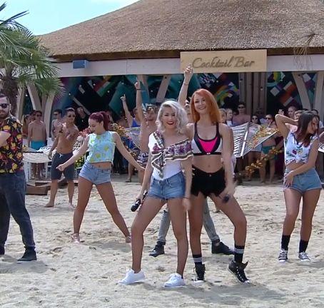 Surorile de la Bambi și-au uimit fanii cu ultima apariție. Cum arată acum cele două artiste - FOTO 463025