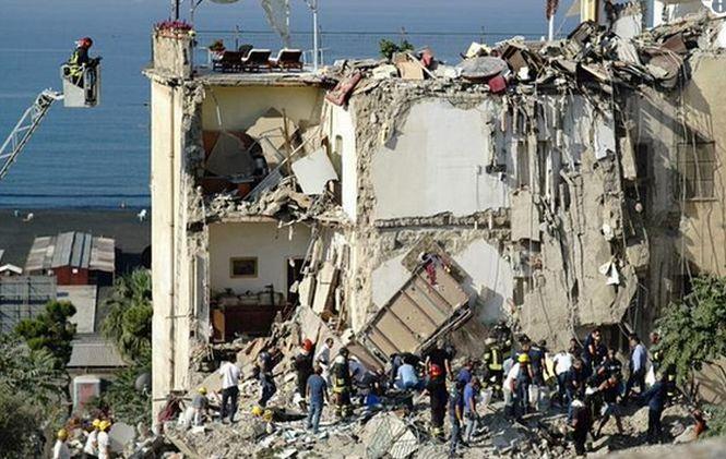 Un bloc de apartamente s-a prăbuşit în apropiere de Napoli. Mai multe persoane îngropate sub dărâmături 462913