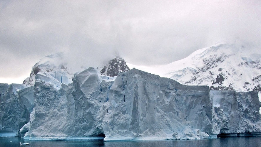 Un bloc de gheaţă uriaș este pe punctul de a se desprinde din calota glaciară a Antarcticii. ,„Nu ştim ce se va întâmpla”