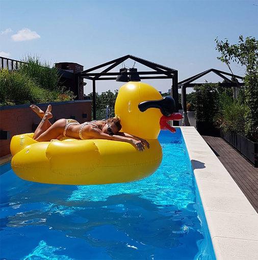 Delia a profitat că era singură la piscină și a pozat fără inhibiții. Fanilor nu le-a venit să creadă ce fotografii a ''scăpat&quot; pe net - FOTO 463171