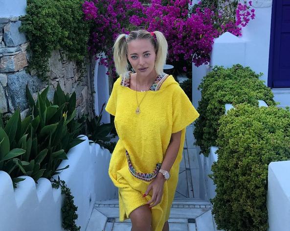 Delia a profitat că era singură la piscină și a pozat fără inhibiții. Fanilor nu le-a venit să creadă ce fotografii a ''scăpat&quot; pe net - FOTO 463172