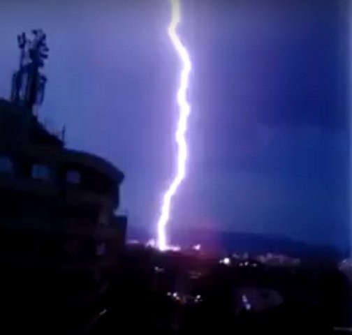 Imagini incredibile, fulger în mijlocul orașului Alba Iulia (VIDEO)