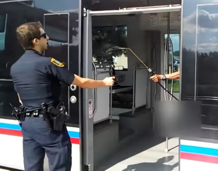 Apariție șocantă într-un tren! Cum a putut apărea un bărbat? A fost arestat imediat (FOTO+VIDEO)