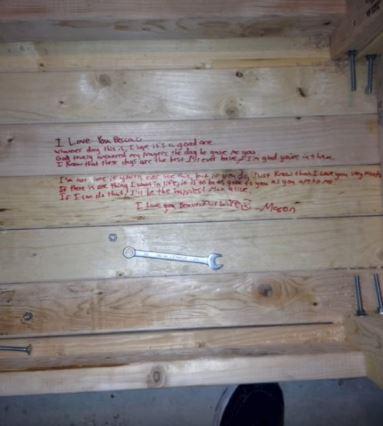 Îi murise mama, așa că a venit în casa ei să strângă lucrurile. Când a venit rândul unei mese vechi a făcut o descoperire incredibilă în interiorul său. „A fost acolo tot timpul!” (FOTO)  463269