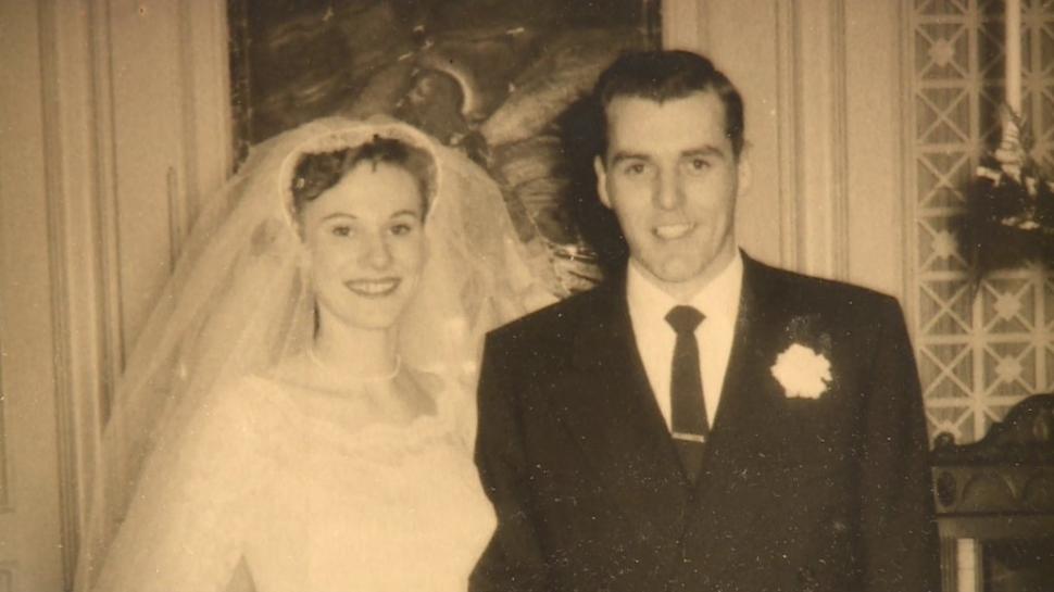 S-a îndrăgostit de soțul ei pe când era adolescentă. S-au căsătorit și au trăit fericiți până când moartea i-a despărțit. Într-o zi, femeia a primit un semn nesperat de la partenerul său de dincolo de mormânt 463234